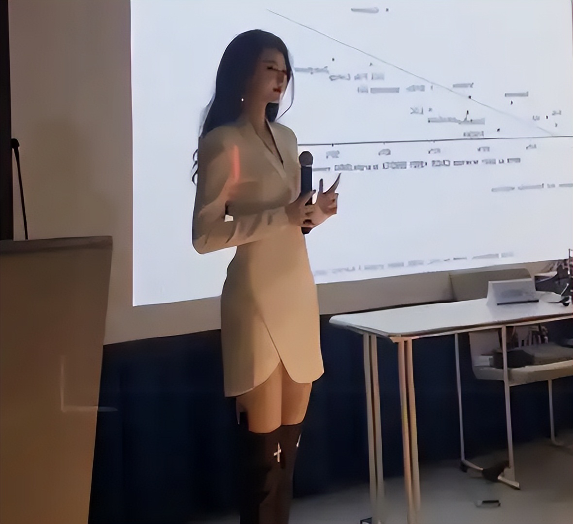 上海一高校女教师火了，五官精致着装时尚，男生女生抢着上课