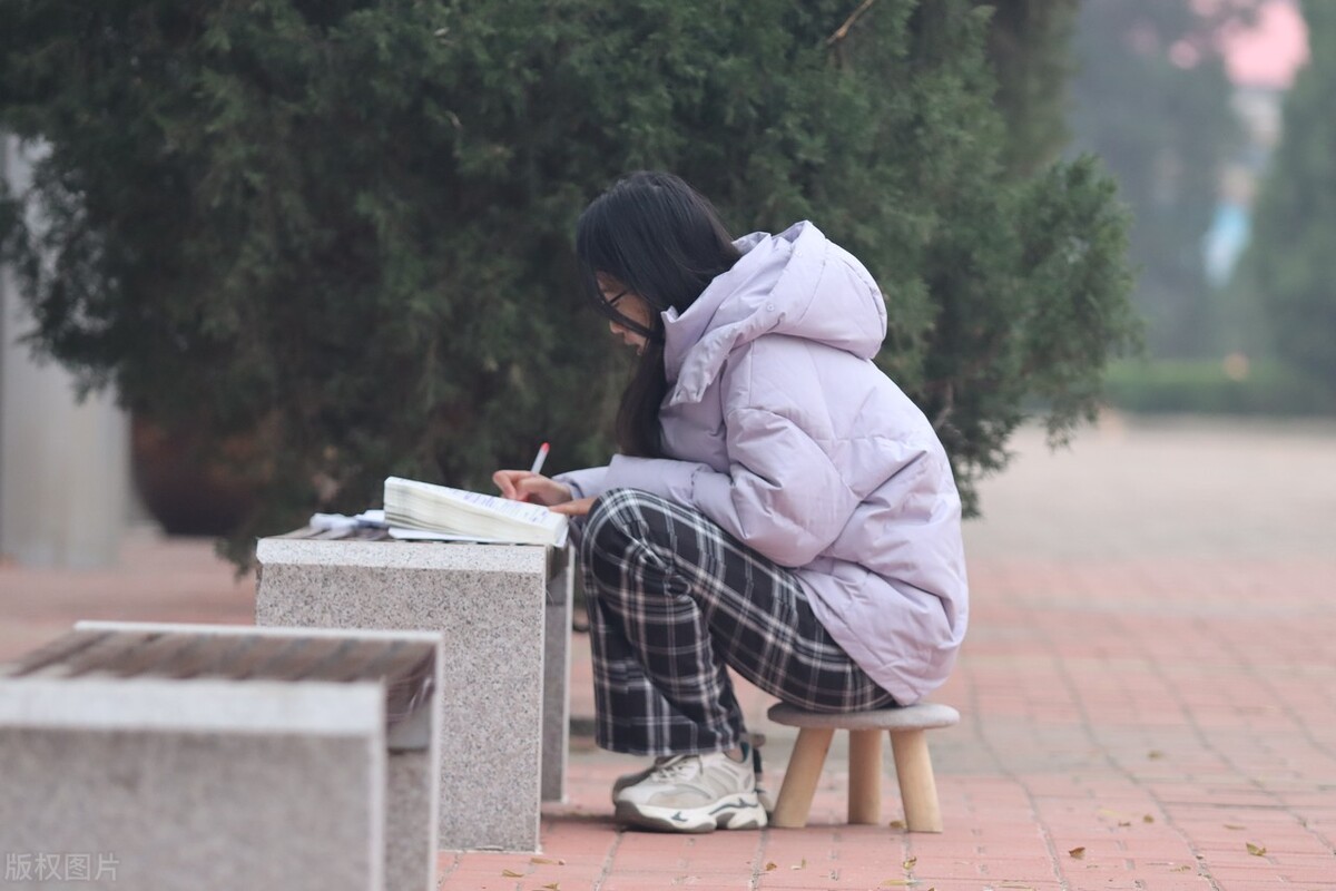 多所高校发布通知，研究生迎来两个“坏消息”，读研或更加困难