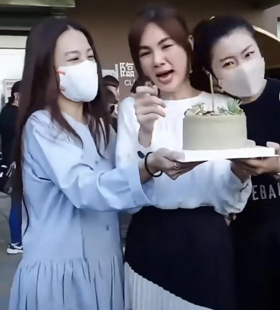 Selina与Hebe为Ella庆生