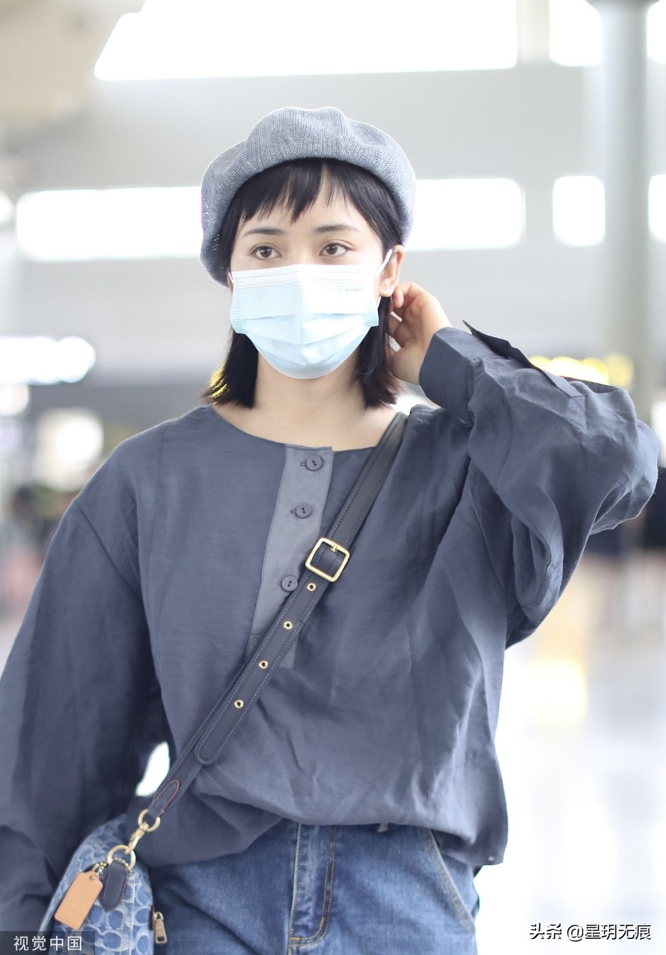 沈月结束综艺录制现身机场 一身简约装扮戴贝雷帽好甜美