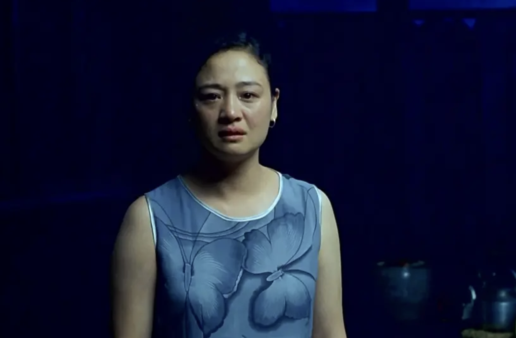 这句话的内涵相当直白了,妻子知道李小萌死了,而她误以为丈夫是因为她