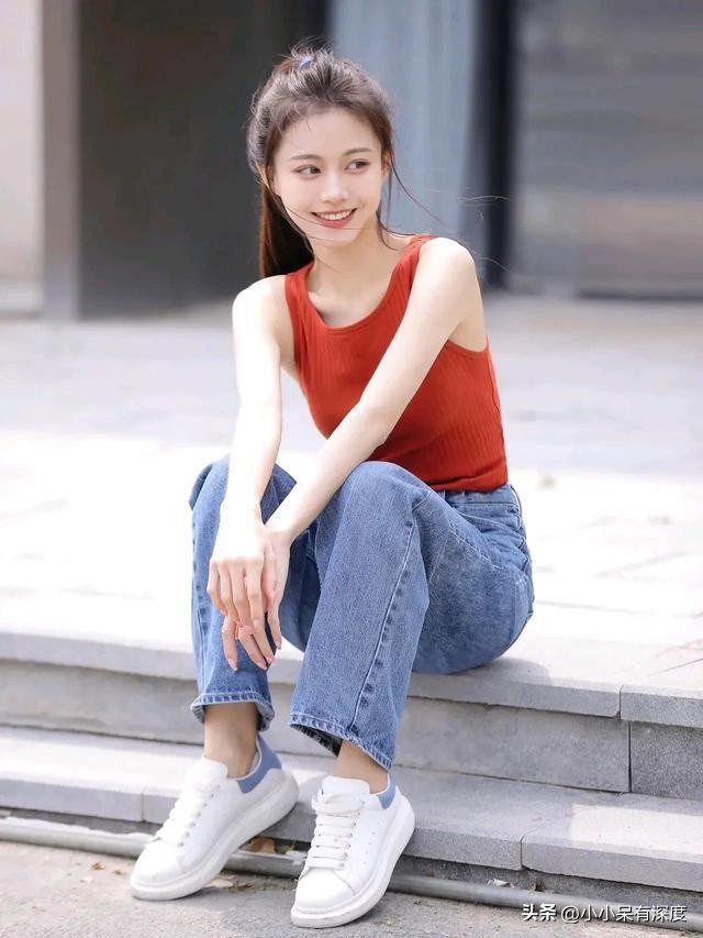 天下足球女主持人茗茗（杨茗茗的写真图集，笑容让人心动！曾经惊艳的她，为何从央视辞职）