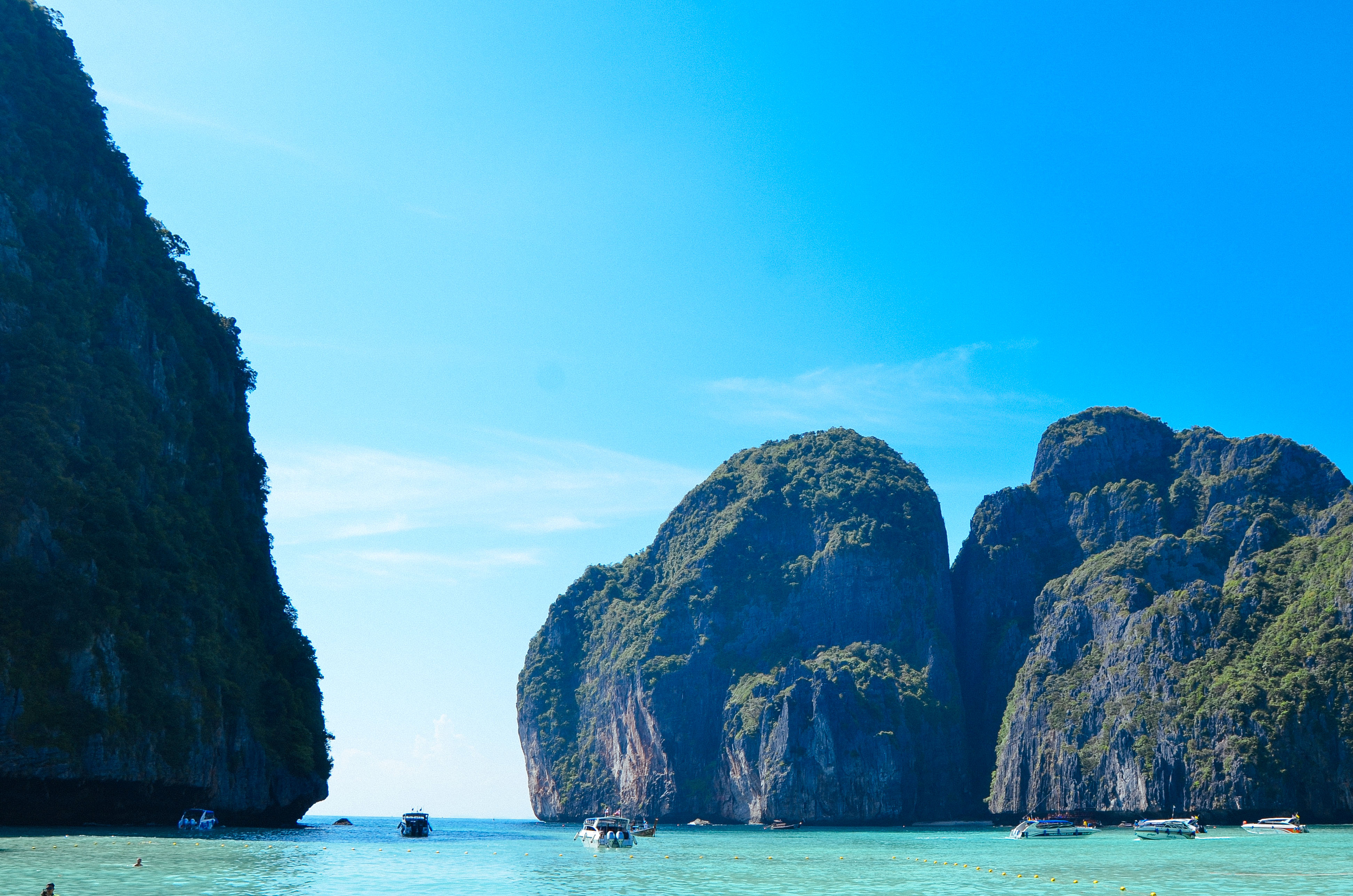 小李子玩过水的海滩,冒险电影里的乌托邦,景色太美了