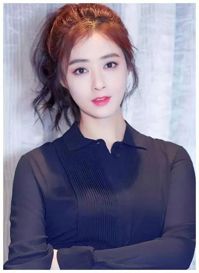 蒋欣瘦下来原来这么精致,虽然脸蛋圆润得像小包子,但感觉挺嫩的