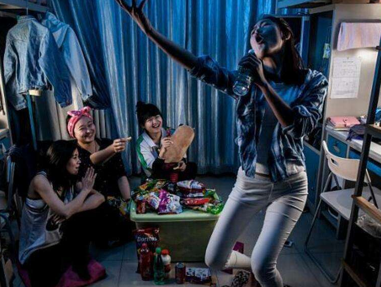 女大学生返校遇见室友，两两相望却相对无言，原因引起学生共鸣