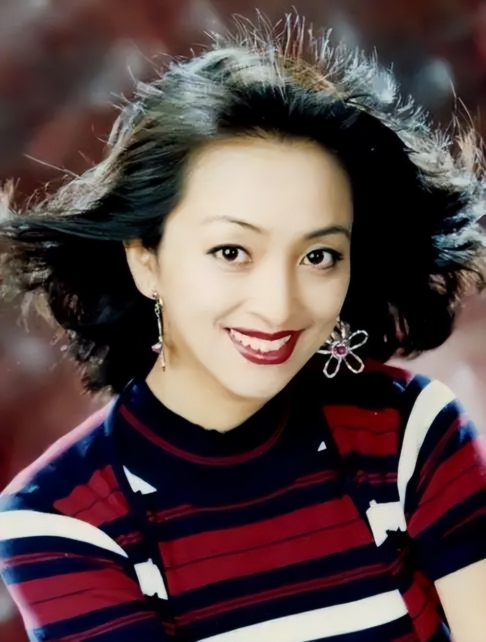 她是演艺圈最泼老戏骨，三嫁老外离婚，如今59岁未婚独居北京豪宅