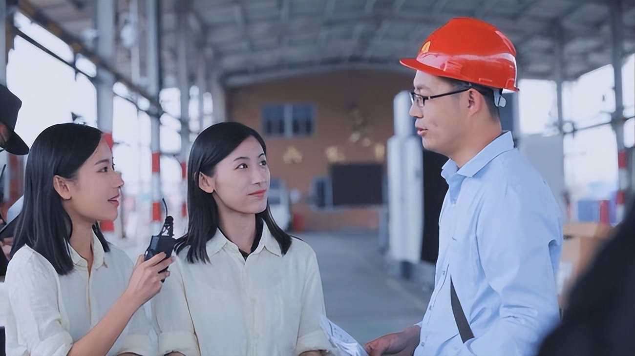 央视女记者(央视90后记者孙雨彤走红,口齿清晰气质好,其履历更是惊艳