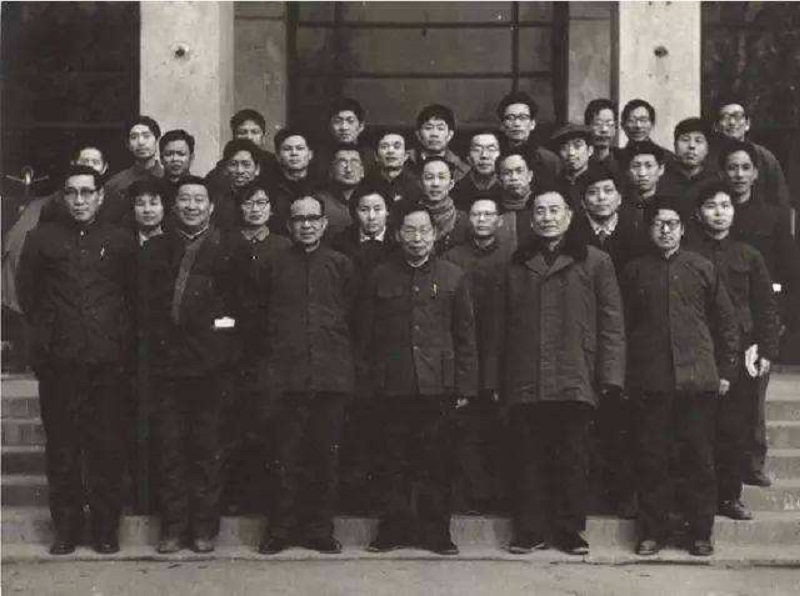 1937年，一乞丐怀抱