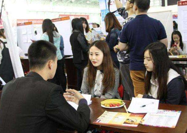 大学生迎来坏消息，多所高校学费上调，家长：上不起学了