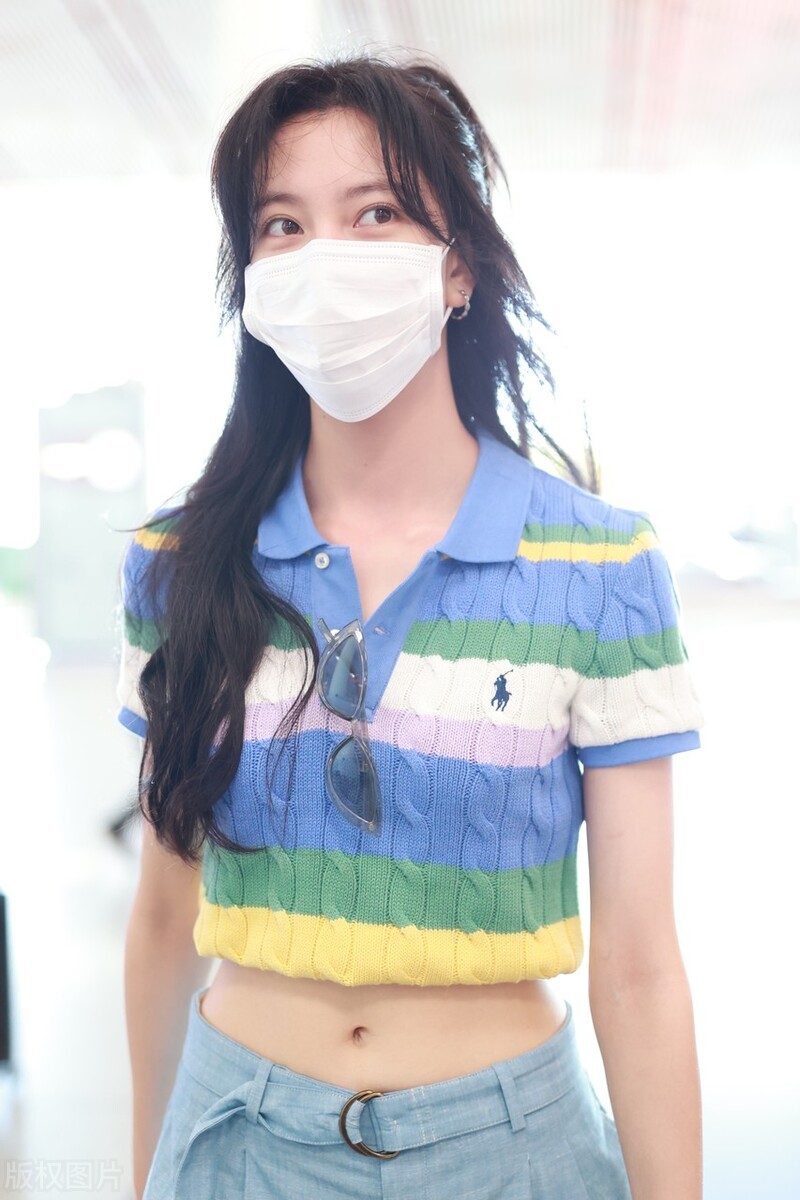 街拍：宋妍霏Ralph lauren条纹polo蓝色阔腿裤时尚休闲