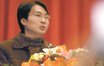 父亲疯癫母亲离家出走，13岁男孩成顶梁柱，他凭什么逆袭？