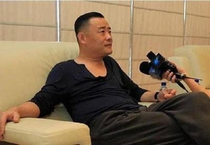 温州富豪胡洁：前夫贪污获刑16年，二婚带娃嫁周立波，送上保时捷