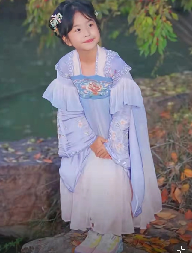 包文婧晒全家出游照，饺子暴风抽高，包贝尔被拍成一米八大长腿