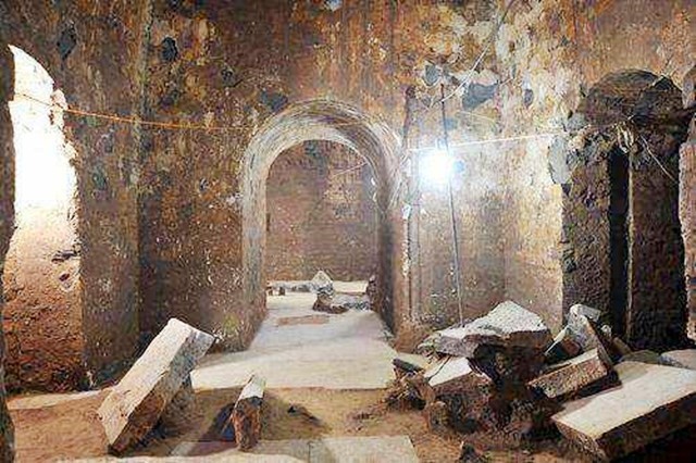 1995年，四川一山丘常年寒气逼人，考古队赶来查探