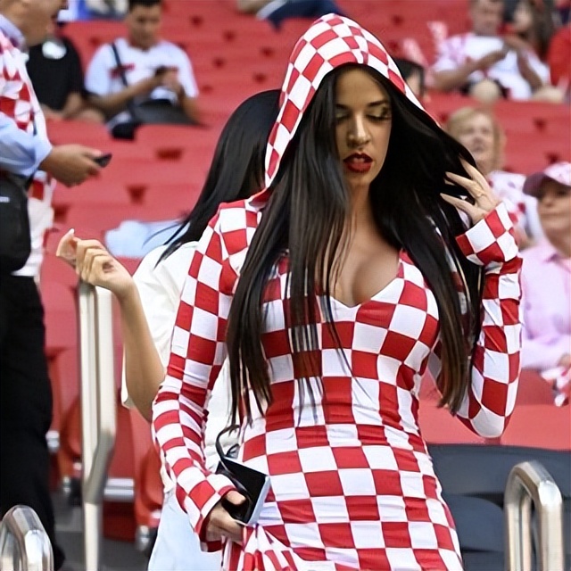 2018世界杯美女低胸（世界杯現場“最性感球迷”火了！克羅地亞女孩穿得真豪放，引熱議）