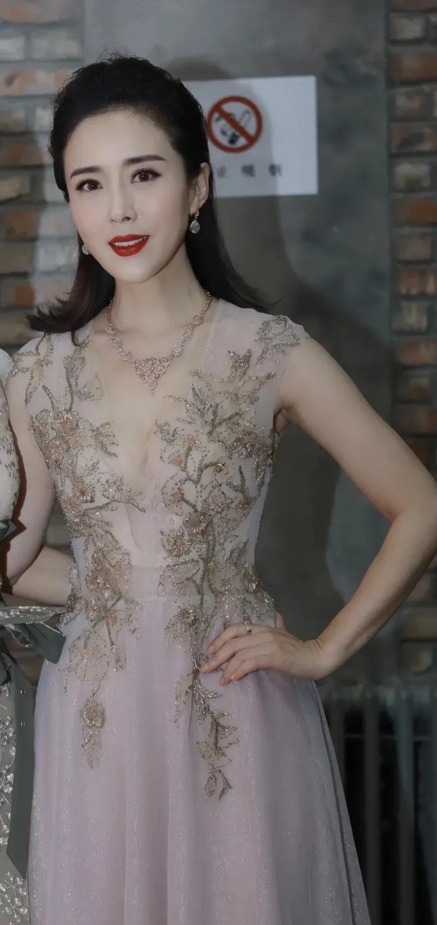 颜丹晨温柔对自己，打败时间，时尚又有女人味的美图合集