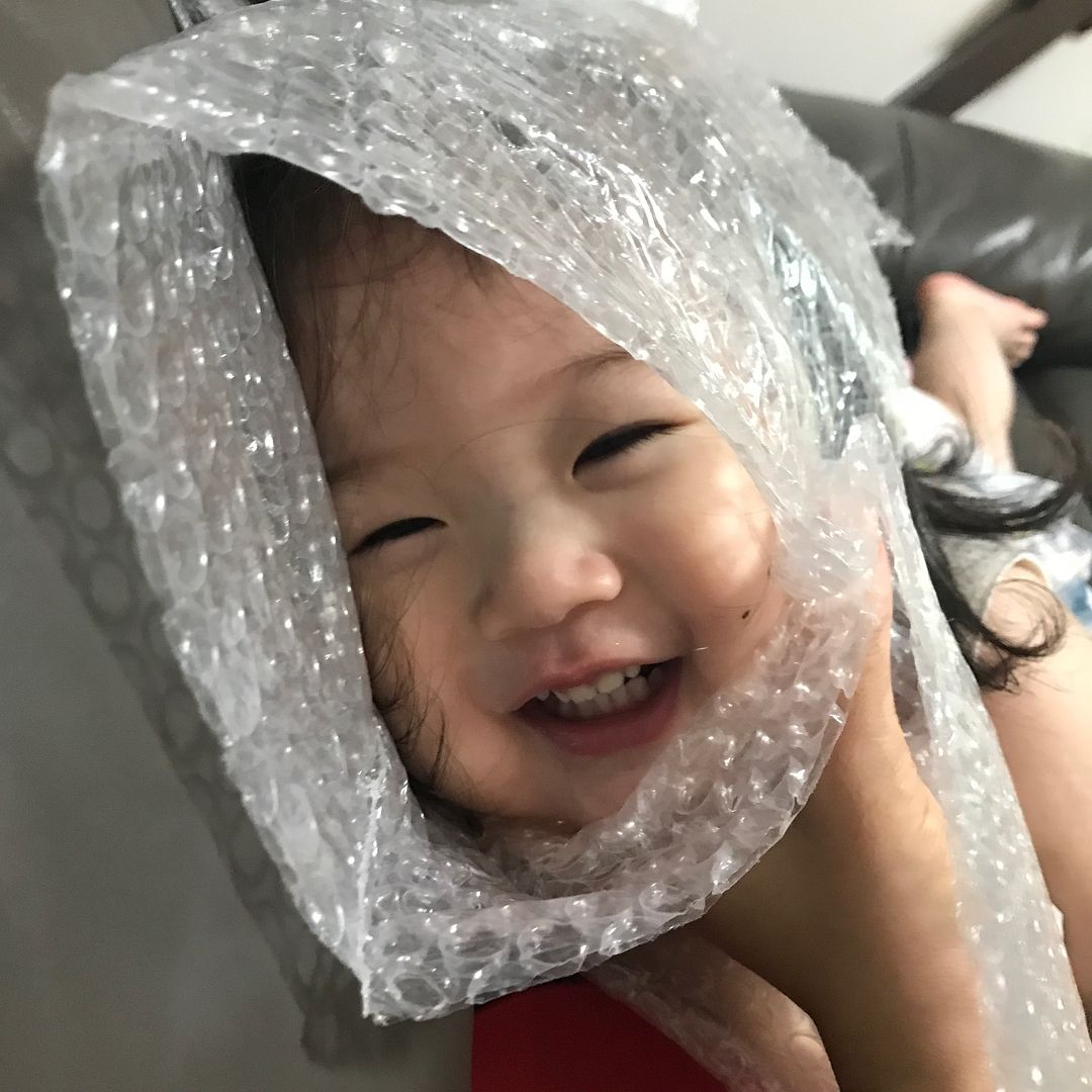 火遍全网的表情包小女孩!凭可爱萌翻所有人:骗我生女儿