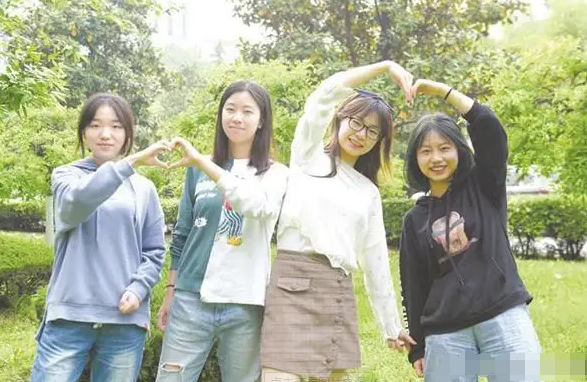 女大学生第一次约会很激动，室友帮忙梳妆打扮，评论区满是嘲讽