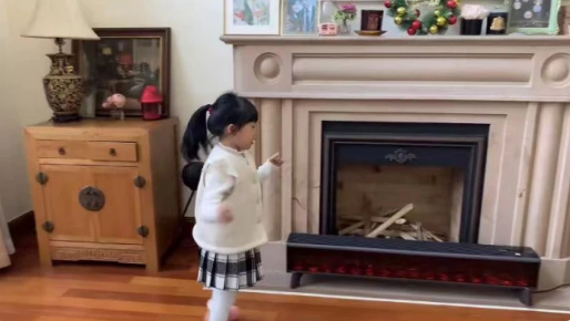 伊能静开心晒女儿送的新年礼物，小米粒紧搂妈妈贴脸合照，超有爱