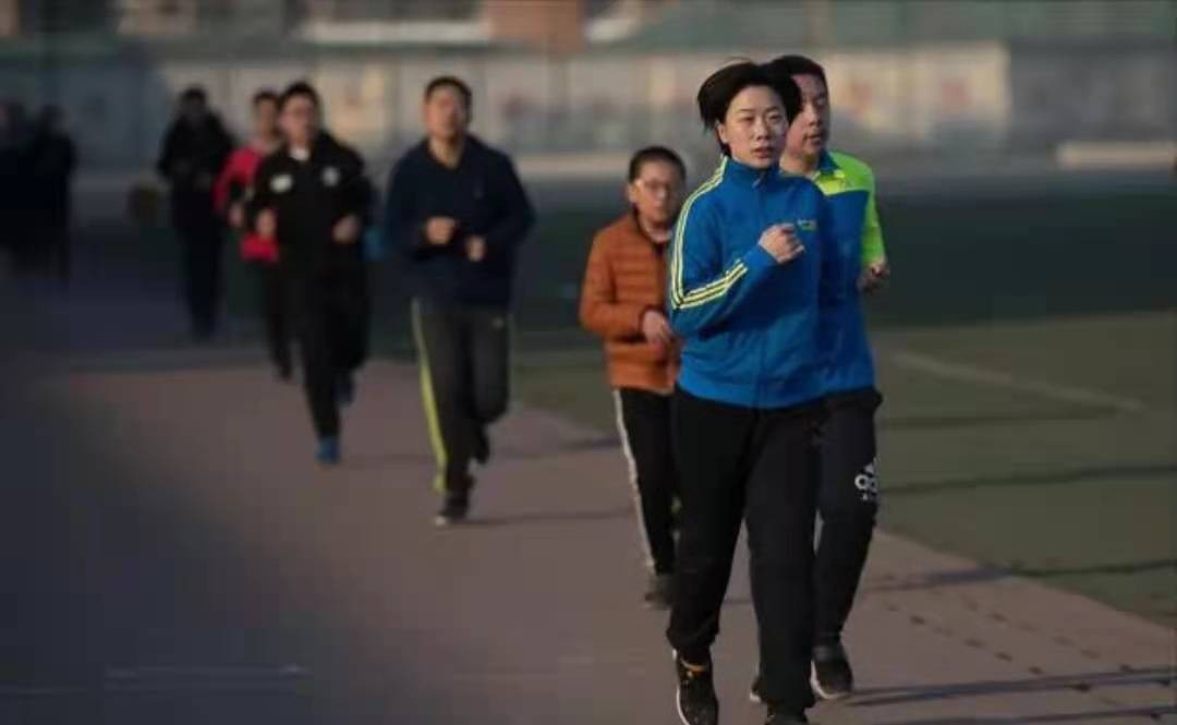1994年，拾荒老人收养一独臂女弃婴，捡废品供她上学，如今怎样了