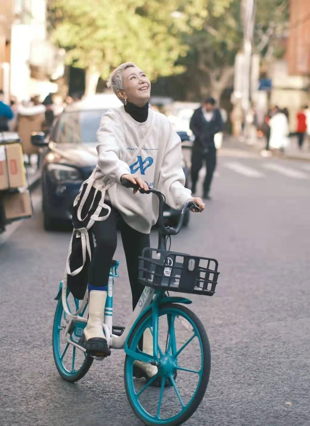 上海奶奶们也太会穿了吧，打扮清爽接地气，竟比90后女生还时尚