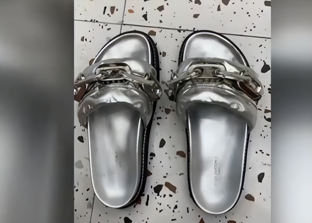 花8450元购得一双名牌凉拖，穿三次就掉色，店员：你还能穿三次？