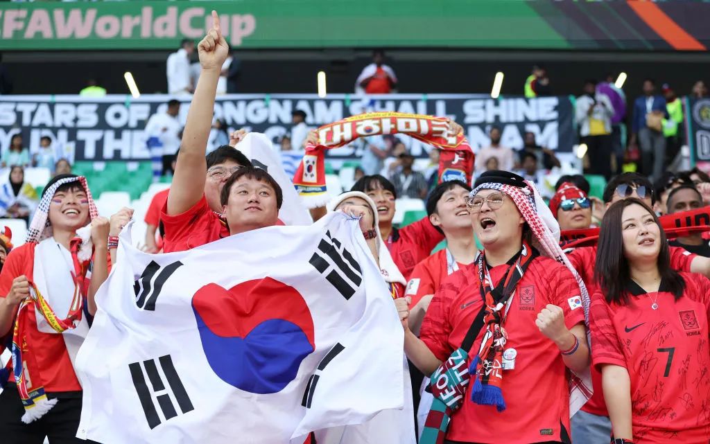 中国球迷在为世界杯日韩球队欢呼什么？
