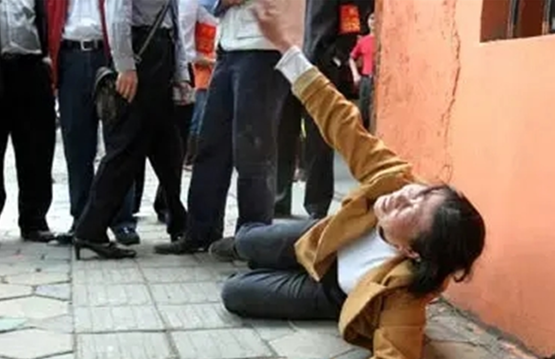 中国首位变性人，隐瞒男儿身嫁给52岁富商，丈夫死后一张纸条拆穿