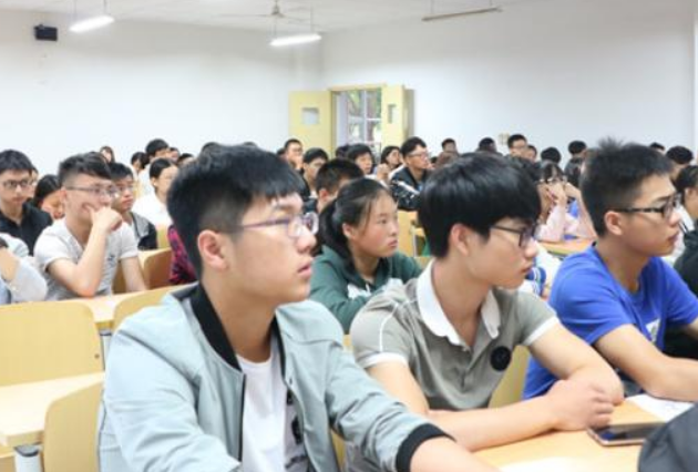 高校男生上课“刷美女”，结果本尊就坐在后排，评论区“亮了”