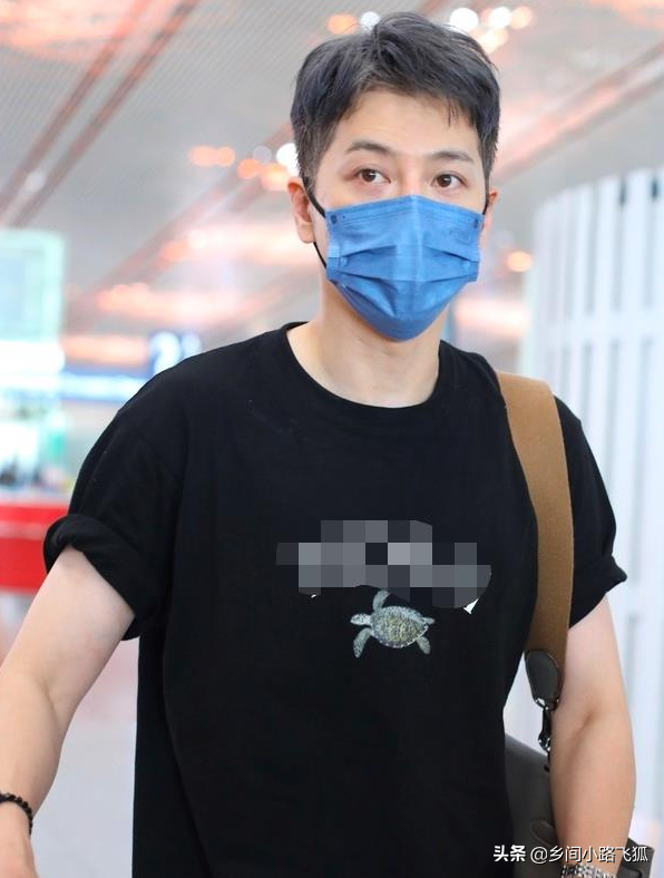 徐海乔低调现身首都机场 穿黑色T恤搭休闲长裤显随性
