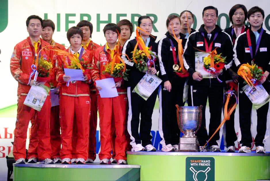 世界冠军0-3落后,连扳4局夺金牌,领奖时热泪盈眶)_篮球新闻 - 黑白