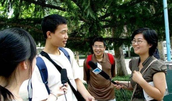 北大韦东奕月开销300元，被讽刺买不起房，真实收入打脸网友