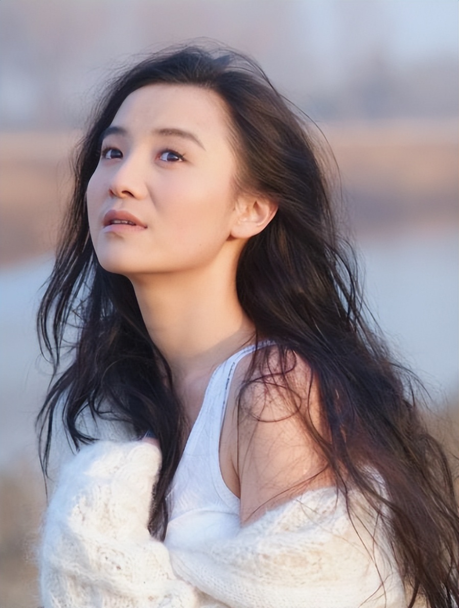 事实证明,42岁的宋佳,早已走上女演员的另一条大道