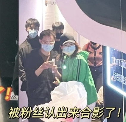 汪峰携家人看展被偶遇，从背后抱章子怡贴身热聊，儿子被赞超可爱