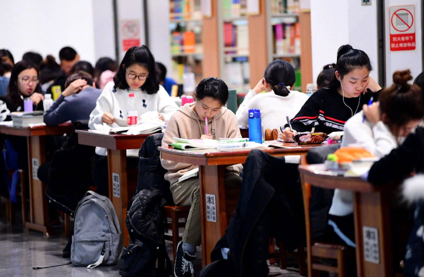 “开考40分钟，我第一面快写满的试卷却被收走了”，吉师大回应