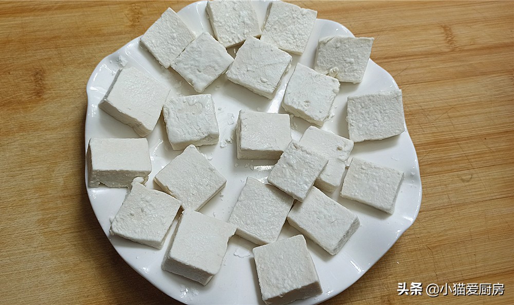 一道用嫩豆腐制作的“虾仁豆腐煲”，特别开胃，比吃火锅还过瘾