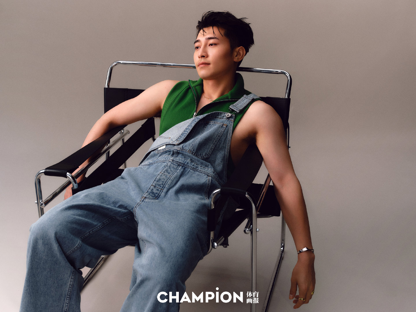 许静韬登《体育画报》,健硕肌肉配金丝眼镜,这才是斯文壮汉