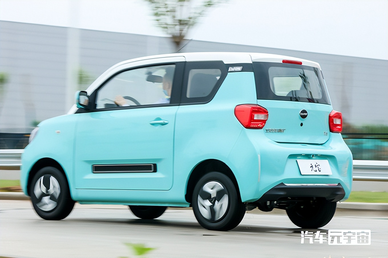 北汽盯上五菱宏光MINI了！空间大很多，卖3.39万会火吗？