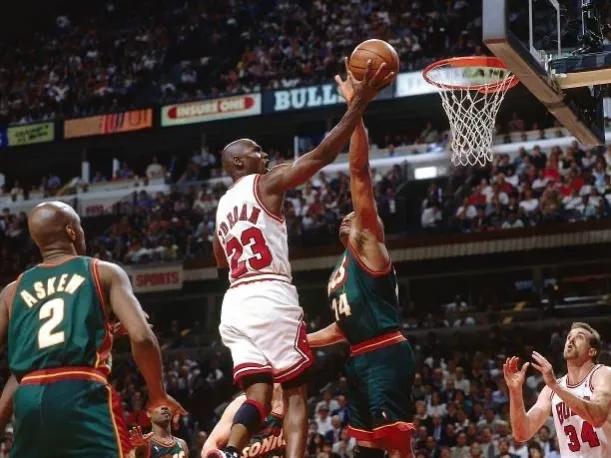 乔丹效力过多少支球队（美媒列出乔丹职业生涯最伟大的十个赛季，哪个赛季最容易被超越）
