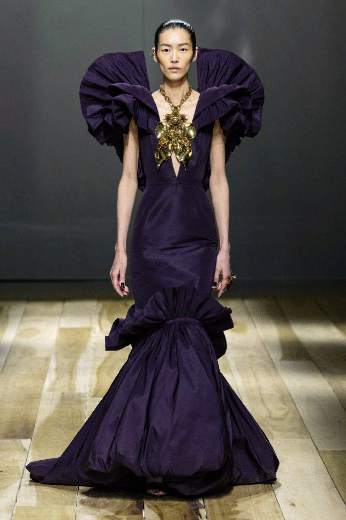 刘雯在美国走秀眼线画到太阳穴被热议!妆容再次翻车,气场很无敌