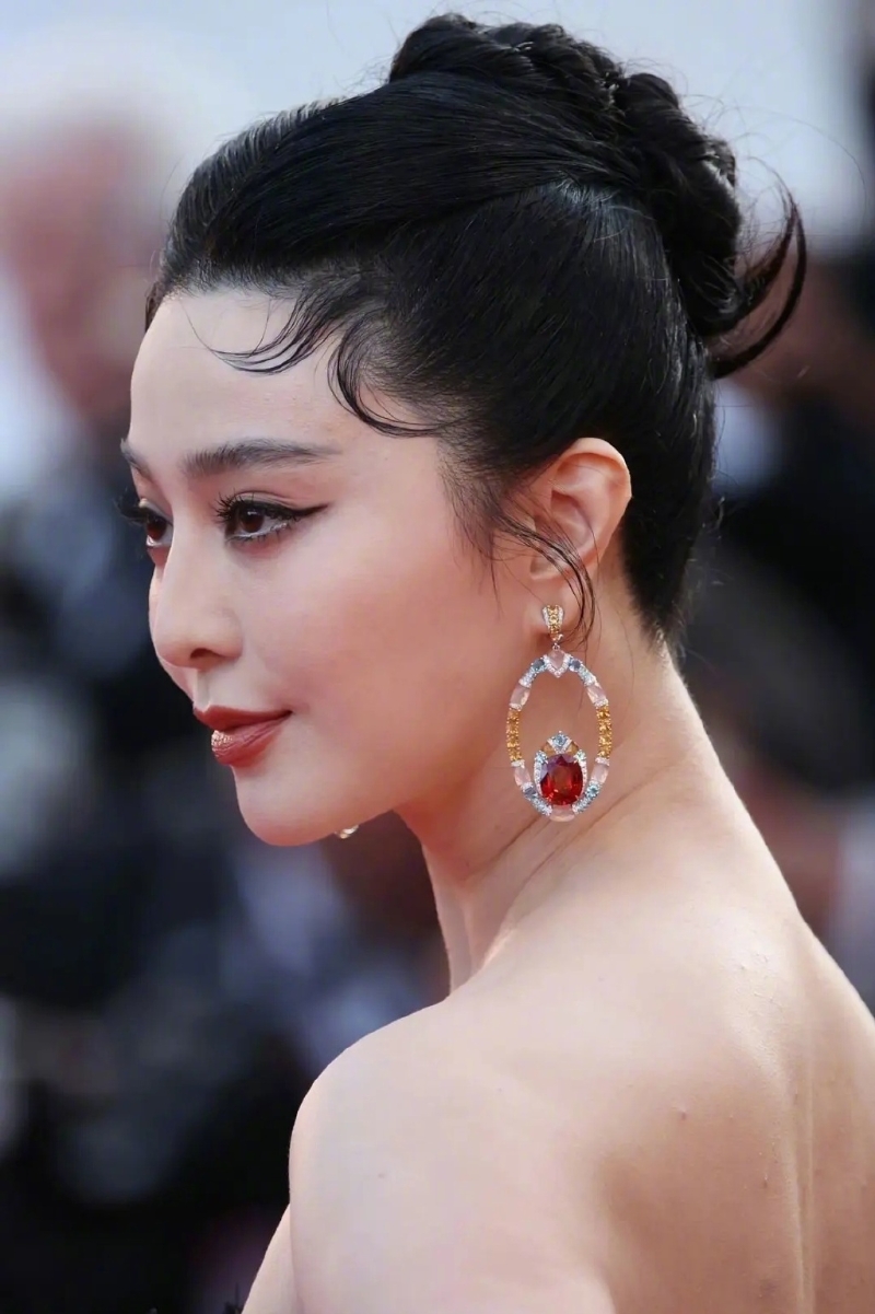 范冰冰走红毯显"虎背熊腰",面对网民讥讽发文表声.