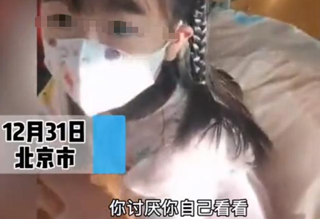 元旦联欢会上被孤立？一女生捂耳朵遭老师怒斥，校方的做法很解气