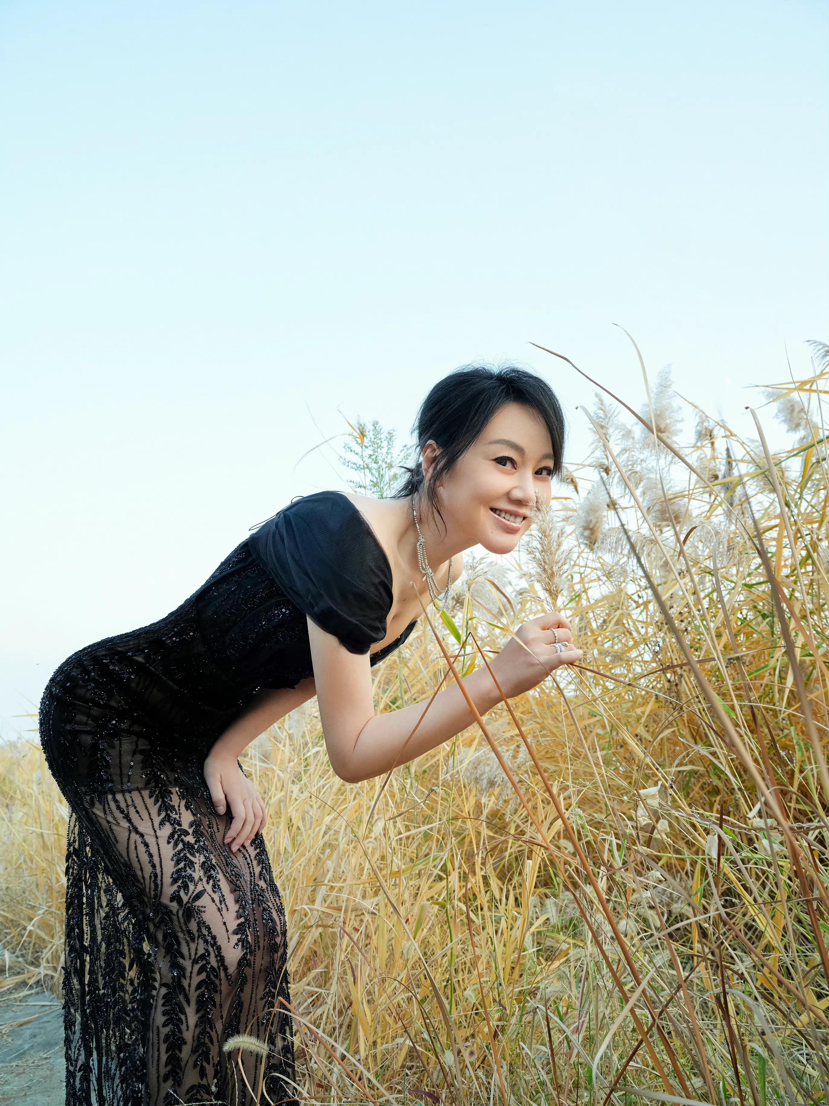 闫妮 一袭黑色薄纱礼服裙出席飞天奖颁奖典礼,优雅高贵,太美了