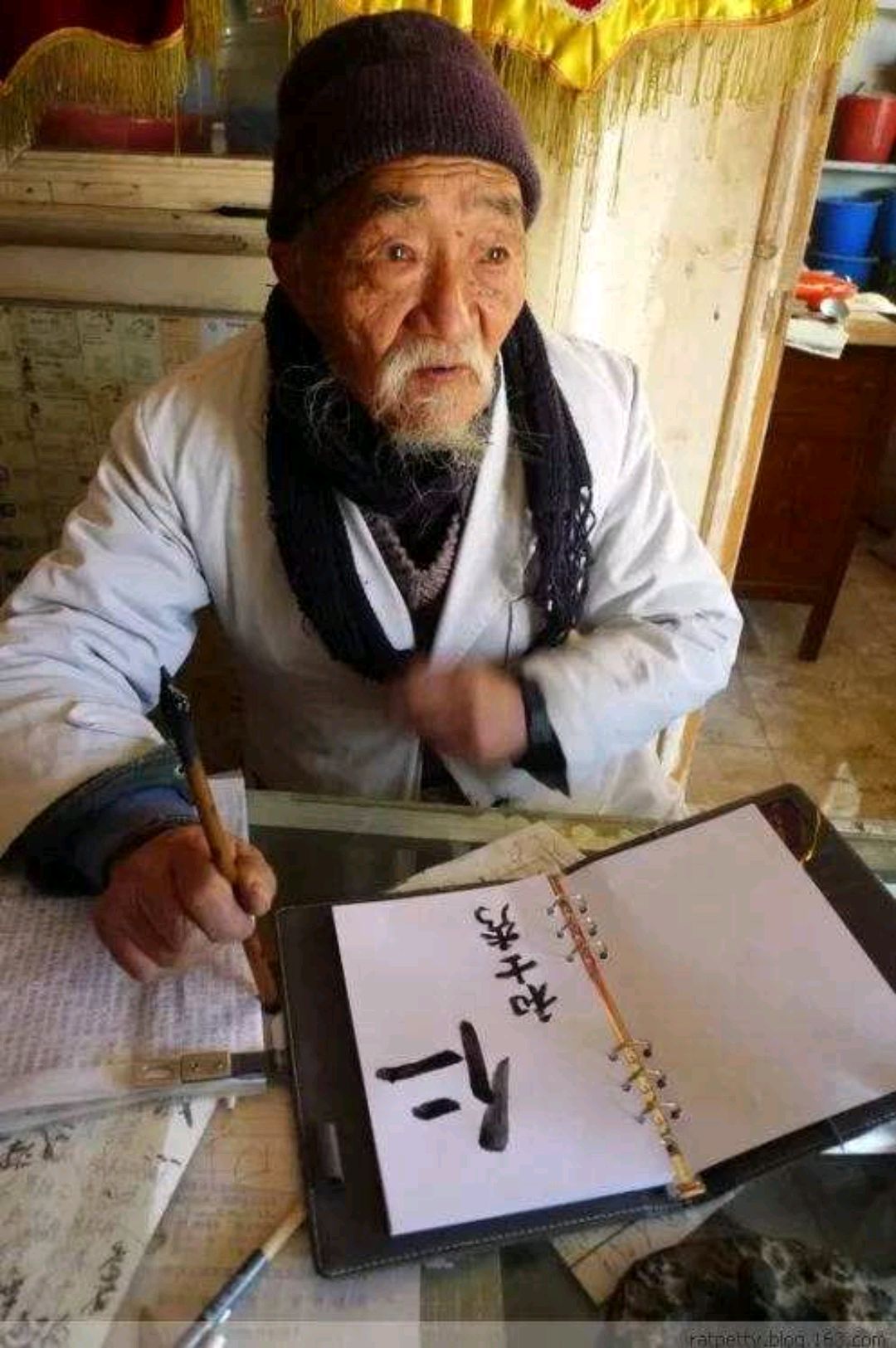 云南雪山的老中医和士秀，精通英语，他的医术名扬海外，享誉国际