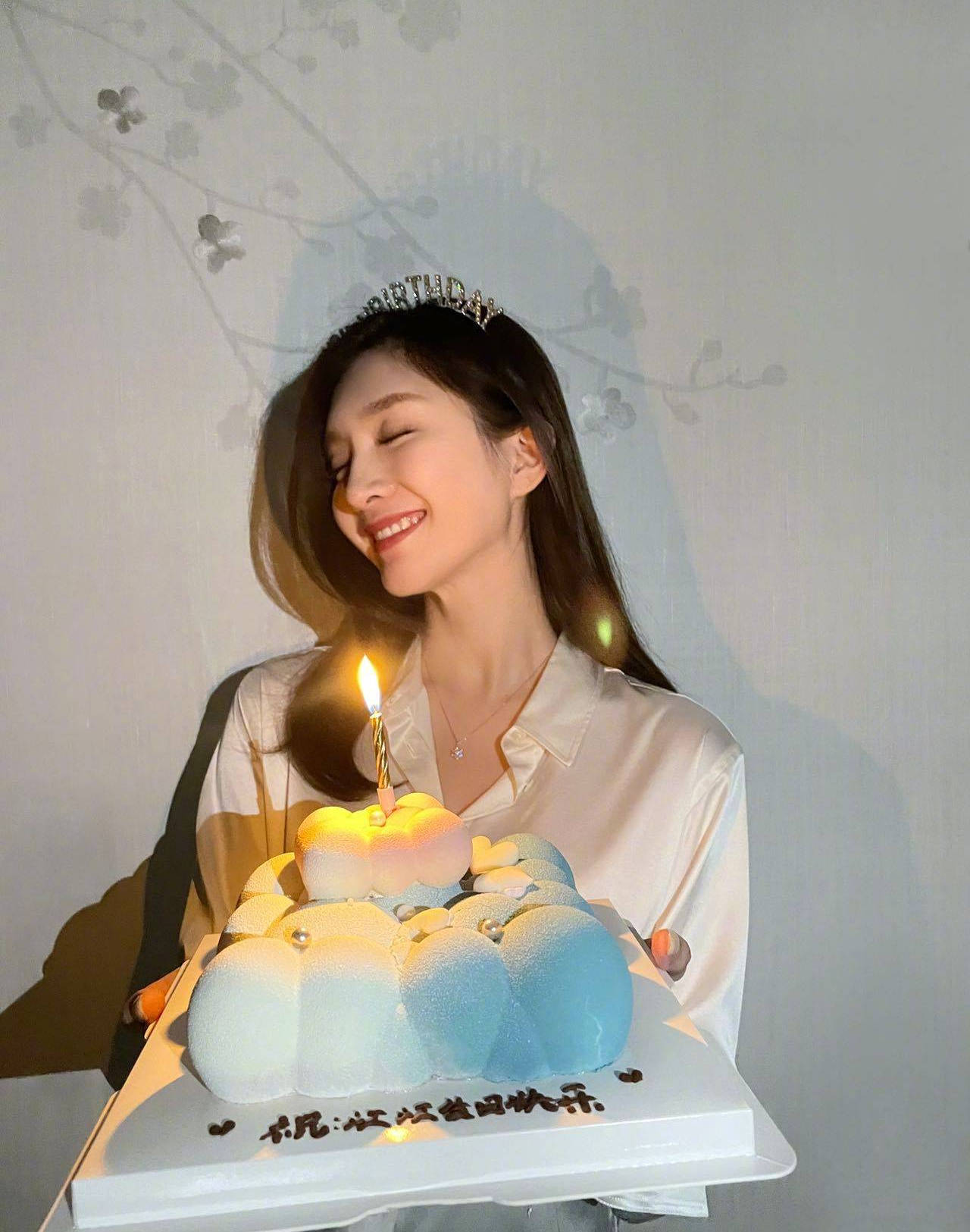 头戴王冠笑容灿烂,手拿蛋糕与自己影子合照)