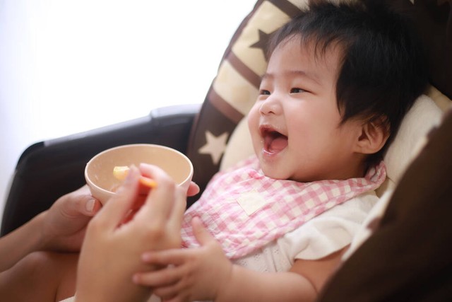 如何給寶寶斷奶（如何正確斷奶）