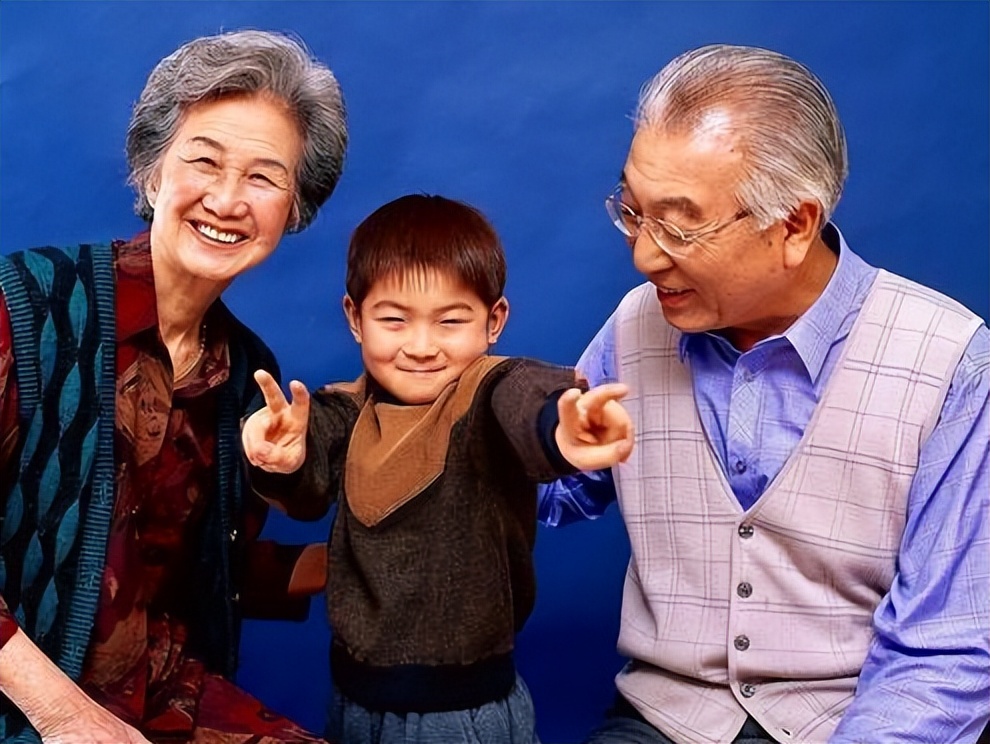 姥姥和奶奶,谁和孩子最亲?科学的排序值得老人父母们深思