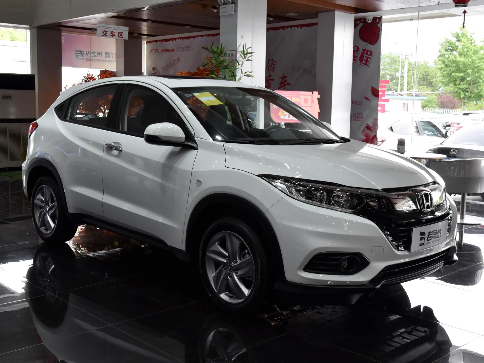 合资的小型SUV，悬浮扶手箱，10万出头，实拍缤智