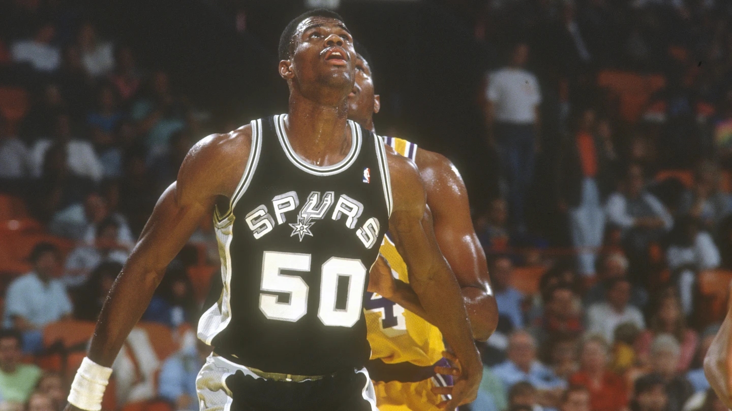 nba球星为什么叫海军上将（大卫·罗宾逊：球场中的七尺乔丹，坚守圣城十四载的海军上将！）