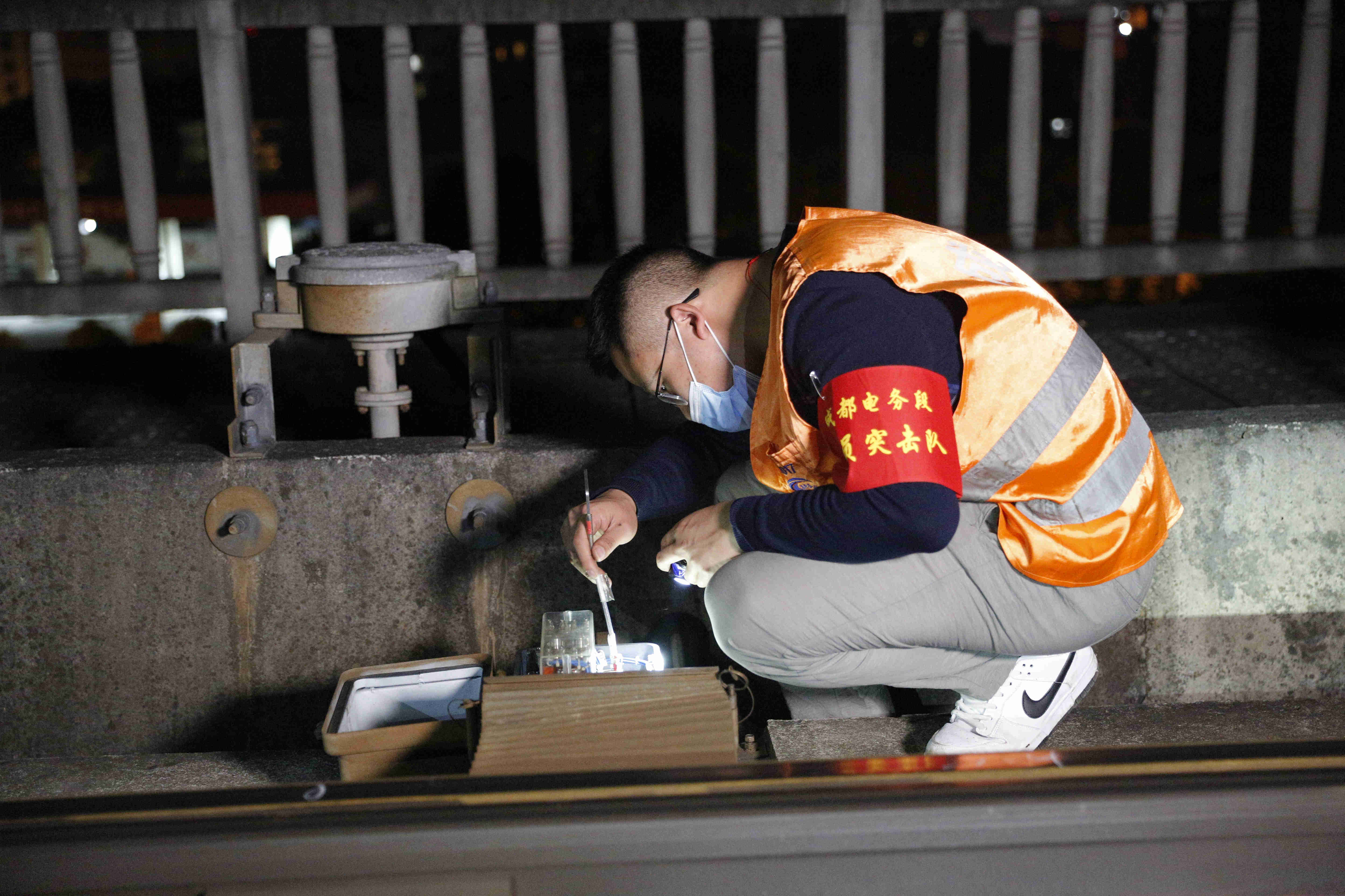 交广会客厅｜精调铁路道岔、优化防灾系统，夜空下的守护者未雨绸缪构筑防洪安全屏障